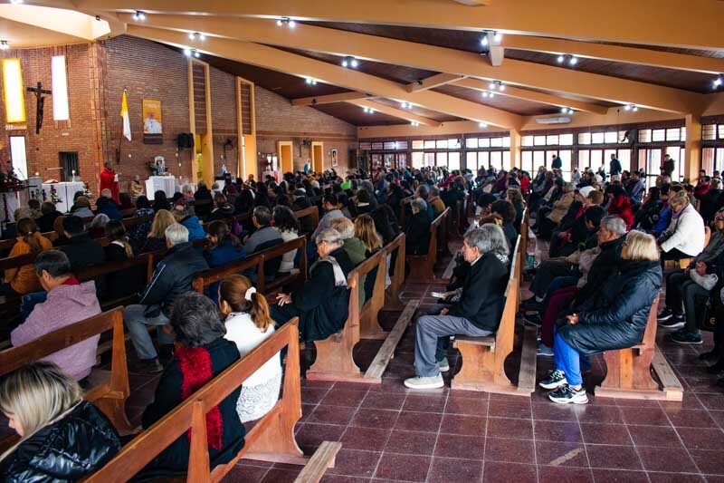 A pesar del clima invernal, la iglesia dedicada a San Pantaleón en Corrientes se llenó una vez más como es tradición todos los años. Los fieles acudieron en masa para celebrar la festividad de este mártir tan querido, demostrando una profunda fe y devoción hacia su figura.