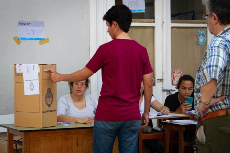 Hacia el mediodía se observaba cómo los jóvenes de tan solo 16 años ejercían su derecho al voto por primera vez.