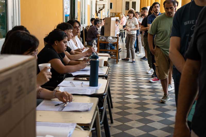 El presidente de la Junta Electoral, Gustavo Sánchez Mariño, informó que hacia el mediodía ya había votado el 30% del padrón, y anticipó que los primeros resultados se conocerán entre las 20 y las 21.