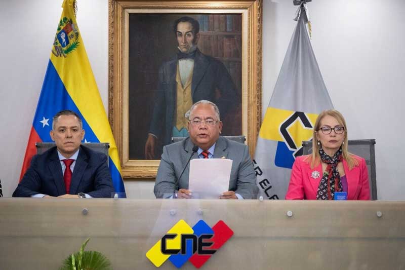 En la medianoche del domingo el Consejo Nacional Electoral (CNE) había comunicado el triunfo de Maduro, y casi en forma simultánea -incluso un poco antes- la oposición ya había salido a denunciar un fraude. Como chispa del conflicto, las actas oficiales no aparecían en la página web del organismo (que estuvo caída en gran parte del día), aunque el proceso sigue las normas legales, ya que estos documentos pueden publicarse “dentro de los treinta días siguientes a la proclamación de los candidatos” electos.