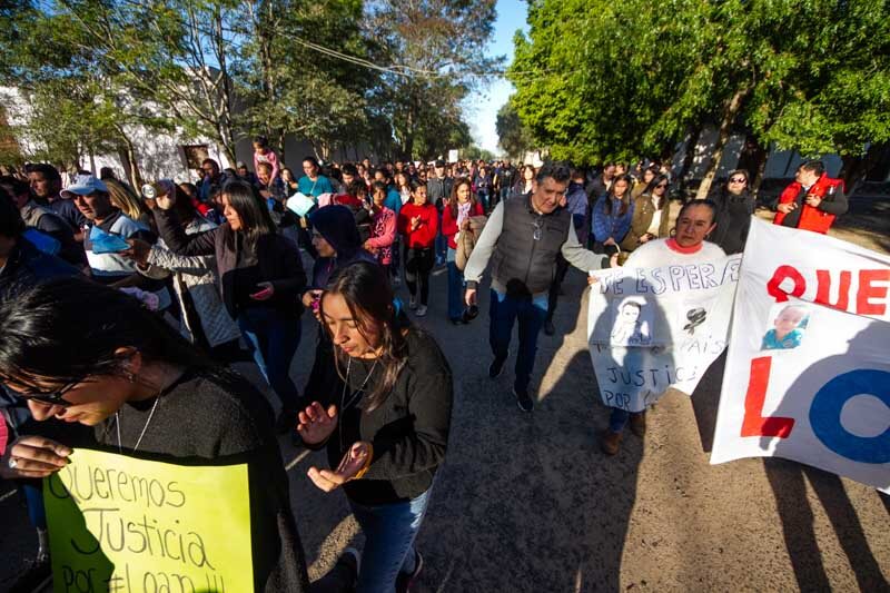 La marcha, que reunió a una multitud, recorrió las calles del pueblo y pasó por la casa de Victoria Caillava, ex directora de Producción del Municipio, y su esposo, el oficial retirado Carlos Pérez, ambos detenidos en relación con el caso.