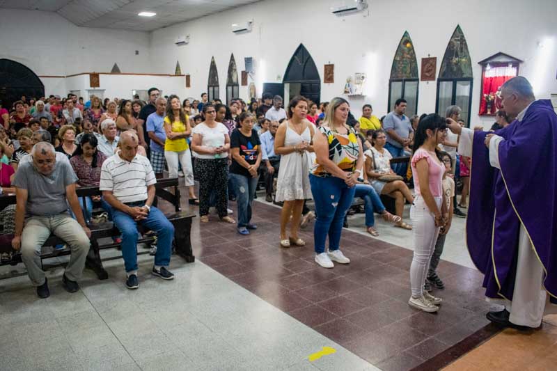 La parroquia Santa María de los Ángeles recibió una gran cantidad de fieles en una celebración reciente. La asistencia masiva de los creyentes demuestra la importancia y el arraigo de la fe en la comunidad local. 