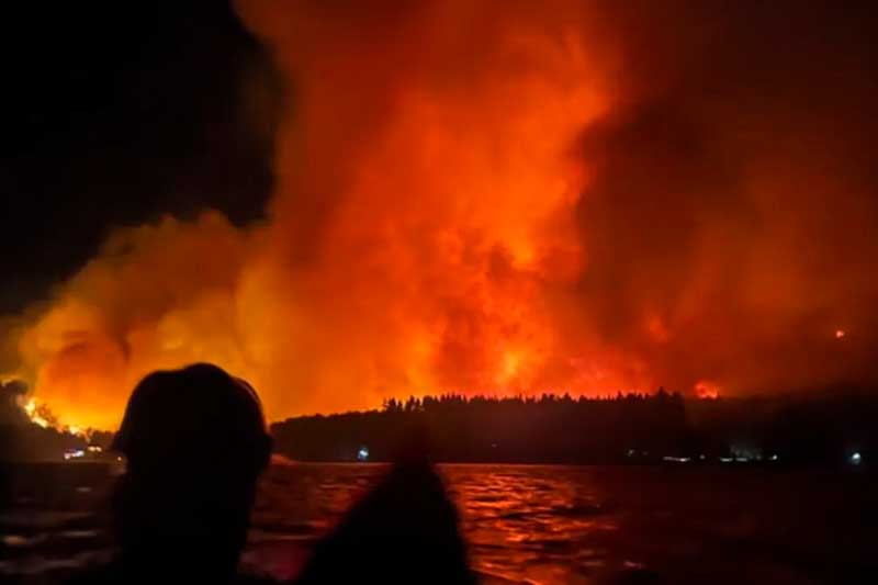 En ese marco, el Gobierno provincial anunció una recompensa de 50 millones de pesos para quienes aporten información que permita identificar a los responsables de los focos ígneos, al menos dos de los cuales fueron confirmados como intencionales. La pesquisa incluye inspecciones oculares, análisis de cámaras de seguridad, registros satelitales y comunicaciones móviles, además de peritajes especializados, toma de muestras de suelo para estudios químicos y la intervención de canes entrenados en la detección de acelerantes, mientras se solicita a la comunidad aportar testimonios y registros que ayuden a esclarecer el hecho.