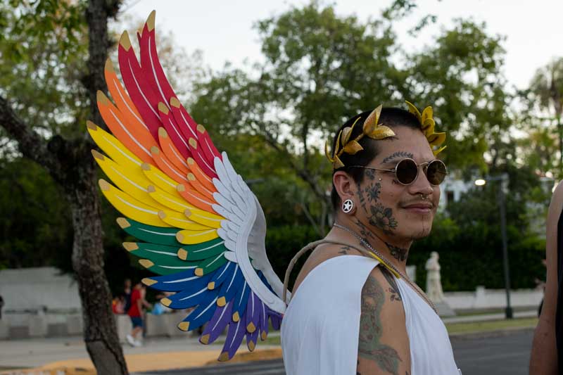 Los jóvenes y familias se sumaron con maquillaje, colores y accesorios distintivos, mostrando apoyo y acompañamiento