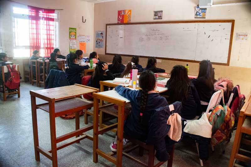 Expertos señalan que esta contracción no debe verse como un simple ajuste presupuestario, sino como una oportunidad para elevar la calidad educativa. Con menos estudiantes por aula, el sistema podría redireccionar recursos hacia tutorías personalizadas y un mejor acompañamiento pedagógico. Sin embargo, el debate central radica en cómo gestionar esta transición en un contexto de restricciones fiscales, evitando que la inercia institucional impida transformar la crisis demográfica en una mejora real de los aprendizajes.
