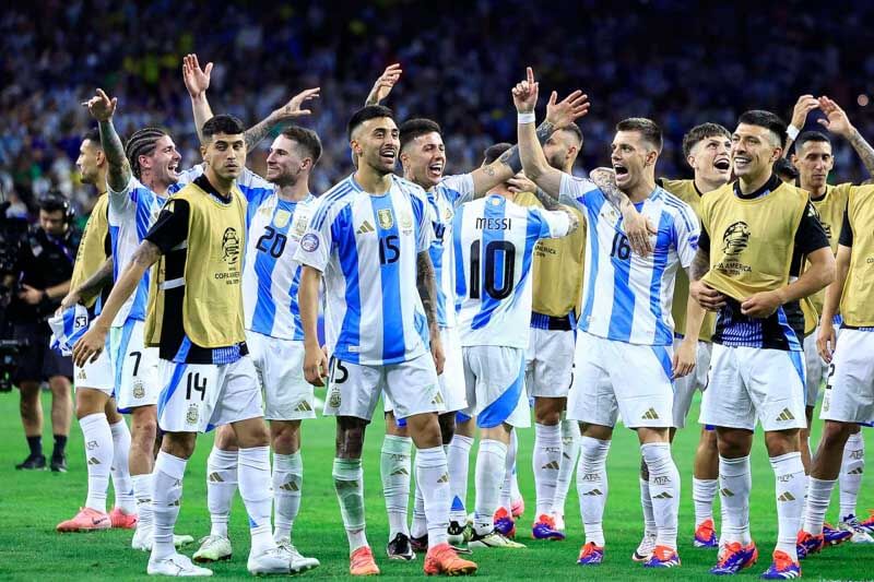 El calor, la humedad y la presión local influirán para que este encuentro se convierta en un reto para Argentina. En el duelo de técnicos argentinos, Scaloni confía en los cambios que hizo al equipo rinda los frutos esperados, manteniendo el manejo de la pelota como objetivo principal; mientras, Néstor Lorenzo presentará una ofensiva sólida en el combinado cafetero.