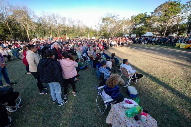 En un ambiente de camaradería, con familias enteras y de diversos lugares de la provincia, sentados en el suelo o en las silletas que cada uno llevó, los devotos participaron de la ceremonia.