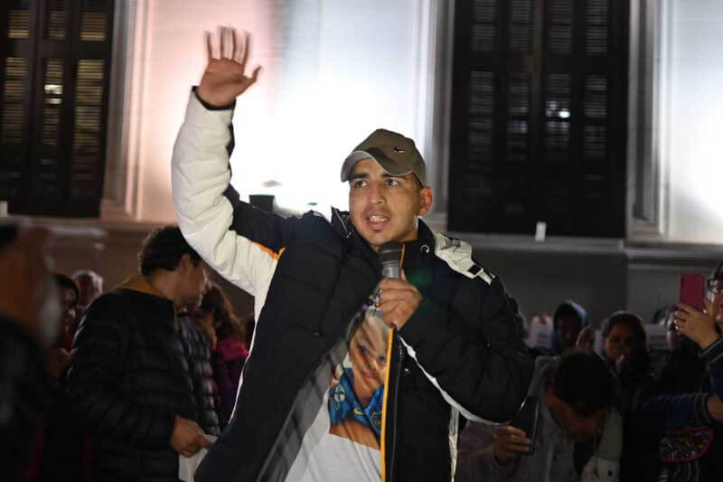 Los hermanos de Loan participaron activamente de la proclama, uno de ellos, César (foto), incluso con un equipo de audio arengó a la multitud y arremetió contra el gobernador, Gustavo Valdés.