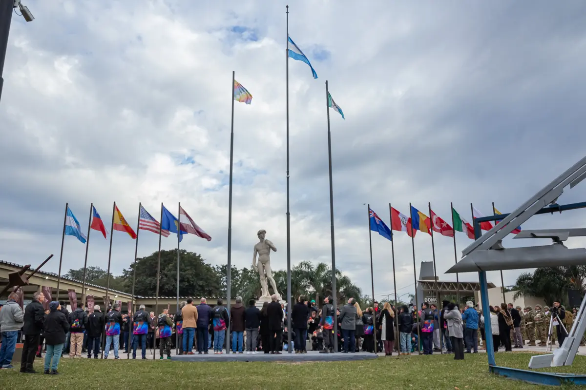 Banderas, estructuras y visitantes anticipan el clima de una Bienal que reunir&aacute; a artistas de Argentina, Bielorrusia, Bulgaria, Chile, Espa&ntilde;a, Italia, Polonia, Turqu&iacute;a, Ucrania y Uzbekist&aacute;n.
