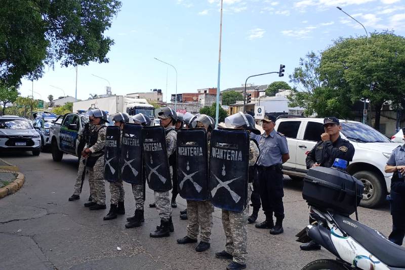 Congregados por la ATE, que pedía la “urgente aplicación del convenio de trabajo”, se produjo un enfrentamiento verbal con grupos de choque de la Policía provincial, que intentaron impedir el corte de la avenida generando momentos de tensión, pero que no causaron disturbios de violencia física, por lo cual la protesta pudo continuar y el tránsito estuvo interrumpido.