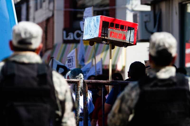 La presencia policial fue notoria frente a la Municipalidad, con un fuerte operativo para mantener la seguridad, en un contexto donde el incremento sitúa a Corrientes como la ciudad con la tarifa de transporte público más elevada en el país, mientras el Gobierno nacional la mantiene fija. 