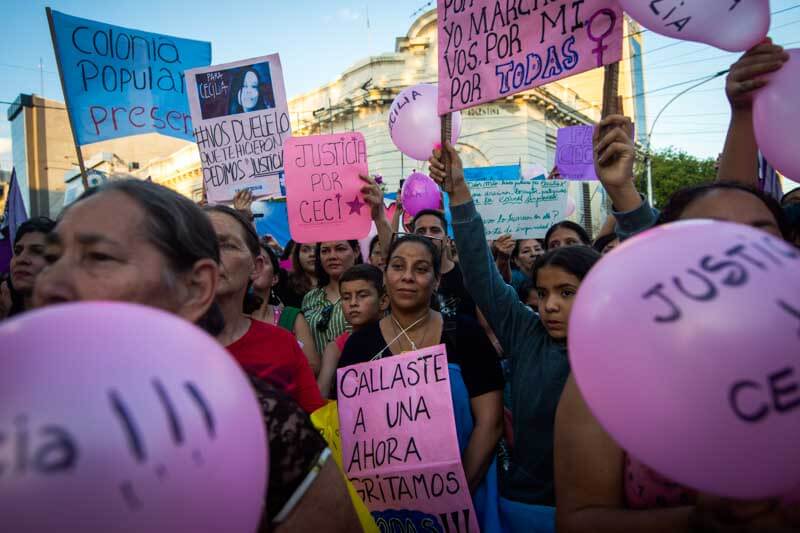 Gloria Romero, por su parte, declaró: “No voy a entrar en puterío barato por la política”, y acusó a allegados al clan Sena de ser “violadores en manada, protegidos por ellos y el padrino”, que todos saben “quién es, pero nadie quiere aceptar”, y agregó: “No voy a seguir con las marchas porque la gente no tiene huevos, me atacan a mí por decir la verdad”.