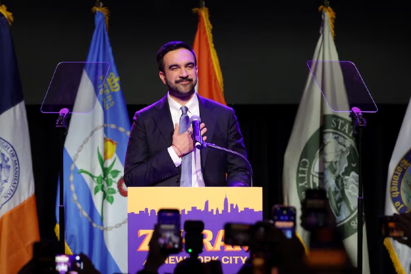 Considerado un resultado todavía provisorio, Zohran K. Mamdani (foto), de 34 años, puede ser el alcalde más joven de Nueva York desde 1892, pero también sería el primer musulmán en llegar a ese puesto, tras imponerse al independiente Andrew Cuomo y al republicano Curtis Sliwa. En Virginia la demócrata Abigail Spanberger se convirtió este martes en la primera mujer que gobernará ese estado