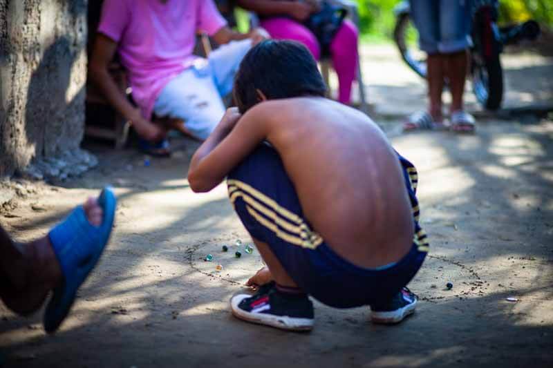 “La incidencia de las privaciones de recursos que experimentan niños y adolescentes continúa siendo muy elevado y mantiene brechas de desigualdad social muy significativas”, describe el informe, y resalta que hay 4,2 millones de niños y adolescentes que no llegan a completar una alimentación saludable, más 1,6 millones de chicos que sufren la falta de alimentación.