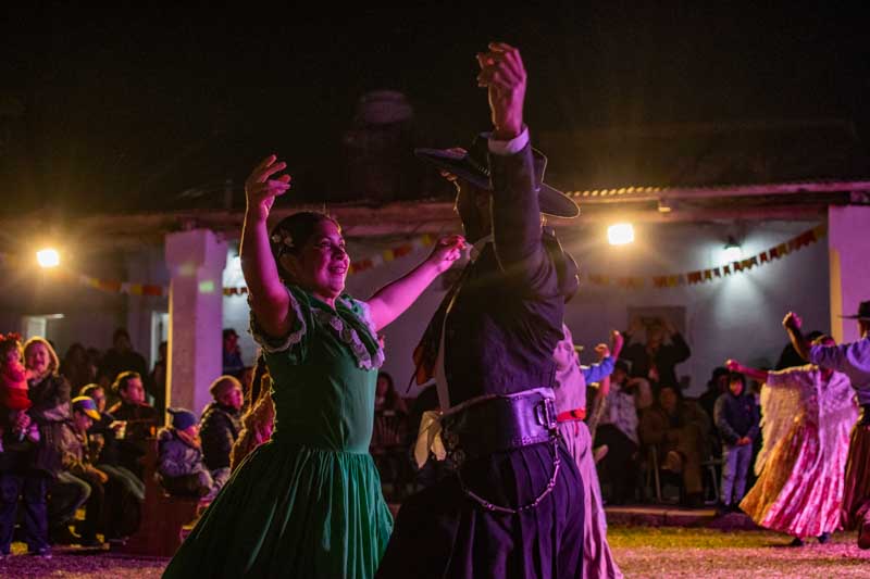 El festejo incluyó una velada artística en el templo, con músicos y bailarines  chamameceros, que contó con una gran participación de vecinos y familias. 