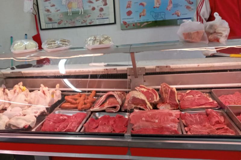 Ayer se conoció un informe de la Cámara de la Industria y Comercio de Carnes (Ciccra), en el que precisó que los cortes vacunos registraron una suba del 7,4% en el segundo mes del año, ubicándose muy por encima del promedio de los alimentos, con el cuadril y la nalga encabezando los incrementos, con alzas cercanas al 8%, seguidos por la paleta, que trepó al 8,1%, y la carne picada, con un 7,1%. Por su parte, el asado (uno de los cortes más representativos del consumo local) aumentó un 5,7%.