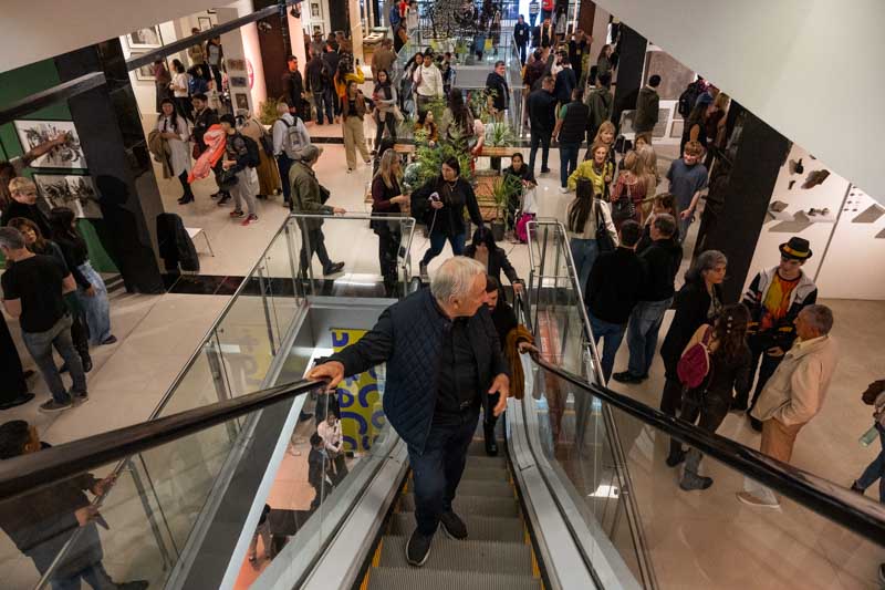 El recorrido se despliega en cinco pisos con exhibiciones, presentaciones y experiencias interactivas.