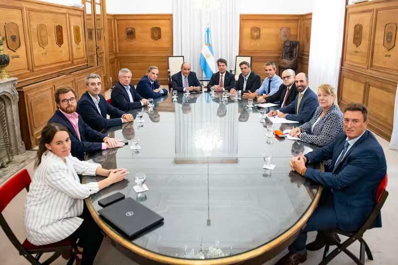 El titular del Ministerio del Interior, Guillermo Francos, y el jefe de Gabinete, Nicolás Posse, lideraron las discusiones, con la participación del presidente de la Cámara baja, Martín Menem. Este último había sugerido previamente la posibilidad de un retraso en el tratamiento del capítulo fiscal, una idea que fue desestimada por el Gobierno. También estuvieron Pichetto, Emilio Monzó, Nicolás Massot, Florencio Randazzo, Margarita Stolbizer y Ricardo López Murphy.