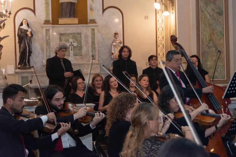 El jueves 19 de diciembre, a las 20 y en la iglesia de Santa Ana de los Guácaras, habrá un encuentro coral de adviento. Ese mismo día y a la misma hora inaugurarán la exposición Nuestra Navidad, en el centro cultural Adolfo Mors (Pellegrini 542). El sábado 21 de diciembre, a las 19, se desarrollará un festival navideño en el parque Cambá Cuá (Chaco entre 9 de julio y Pellegrini), y a las 20 la Orquesta Folklórica provincial dará un concierto.