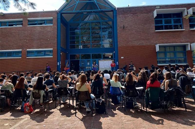 La comunidad universitaria bonaerense salió a las calles desde temprano para masificar el reclamo, dando clases “preparatorias” para las movilizaciones de hoy y mañana en las entidades académicas de Ciencias Económicas, Derecho, Filosofía y Letras, Ciencias Sociales y Psicología, entre otras.