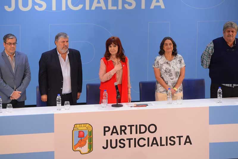 El acto, que tuvo lugar tras la cumbre del PJ en Moreno, contó con la presencia de figuras clave del peronismo, como Axel Kicillof, Sergio Massa y Máximo Kirchner. Cristina estará acompañada por cinco vicepresidentes, entre ellos José Mayans y Mariel Fernández, consolidando un equipo que busca reforzar la unidad del partido. La ex presidenta subrayó la importancia de reflexionar sobre el acuerdo con el FMI, al que consideró un error que marcó un punto de inflexión para el país.