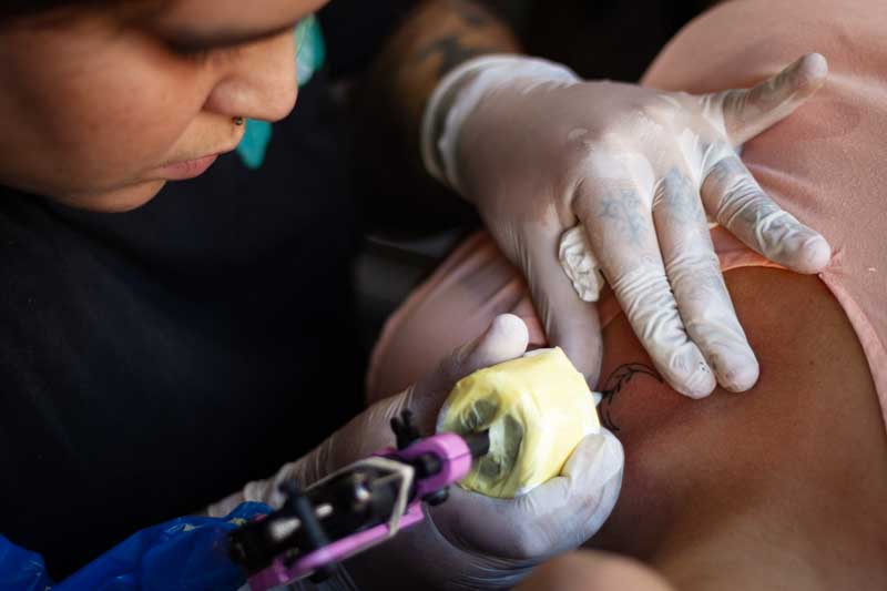 El local representa un hito en la industria del tatuaje correntino, y es una muestra del importante papel que las mujeres están desempeñando en este ámbito. 