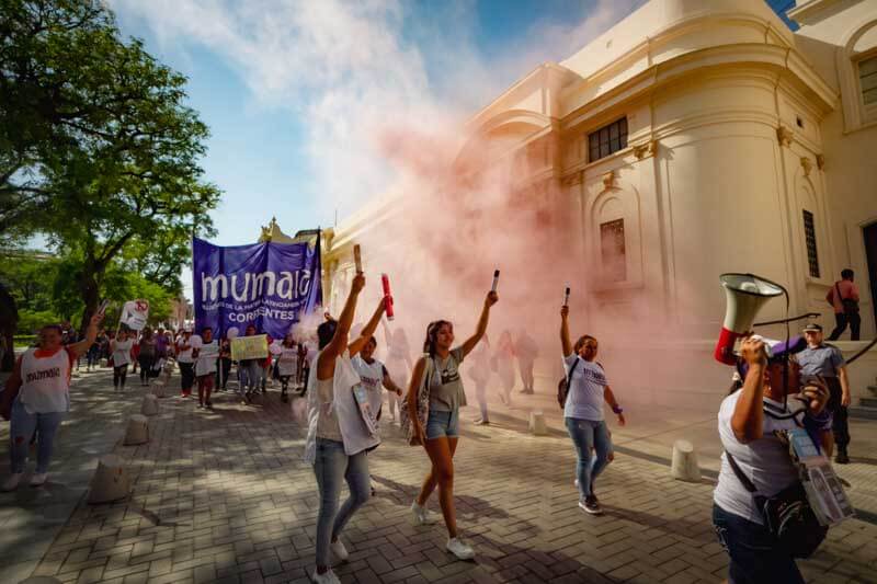 La marcha continuó su camino hacia la plaza 25 de Mayo, pasando por el Municipio, donde se levantaron cánticos contra la violencia de género y se exigió que las autoridades locales adopten medidas concretas para prevenir y erradicar la violencia machista.