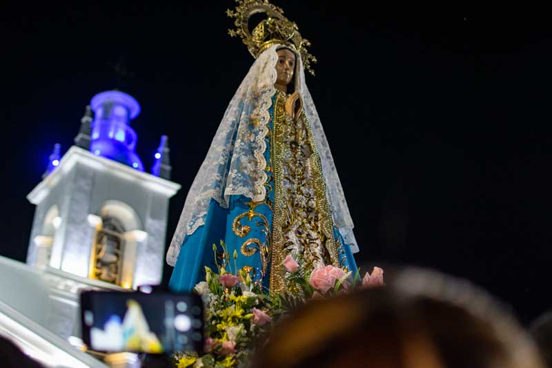 Durante la ceremonia, las imágenes sagradas de la Cruz de los Milagros y la Virgen de Itatí presidieron el evento, llenando de devoción y solemnidad el atrio de la Catedral.