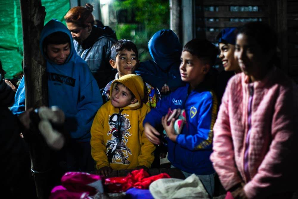 Desde que nacieron los niños del barrio asisten a merenderos como este, por costumbre. Han crecido en este entorno, encontrando en él, además de la merienda, un lugar de encuentro y apoyo.