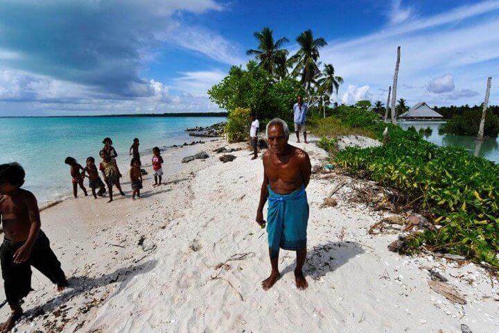 La subida en algunos sitios, como Kiribati (foto) y las islas Cook, fue similar o un poco inferior al promedio mundial. Pero en otros, como las capitales de Samoa y Fiyi, fue casi el triple del promedio. Tuvalu, un estado insular de baja altitud, podría desaparecer en los próximos 30 años, incluso en un escenario moderado de calentamiento global. 