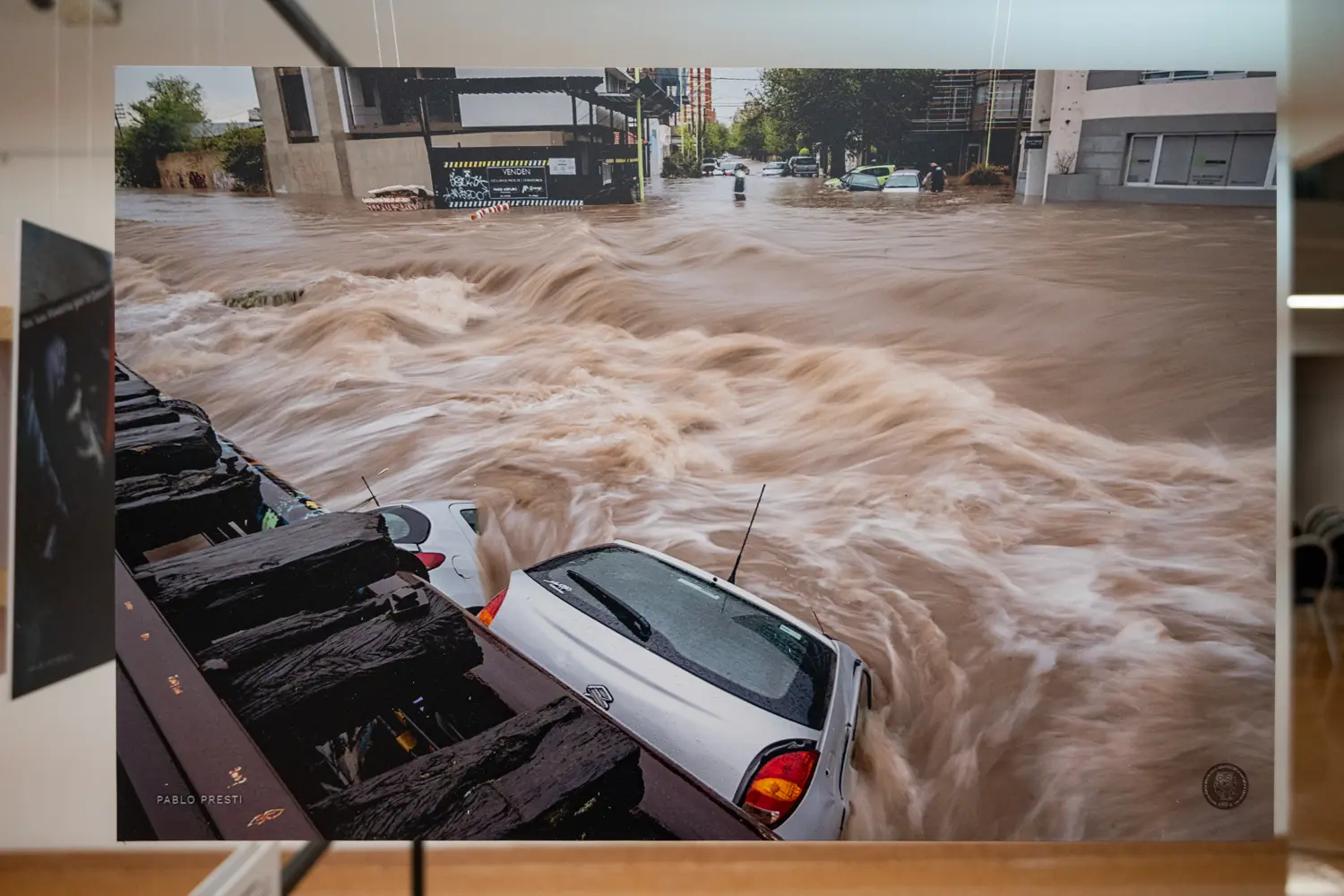 La muestra reúne trabajos de distintos reporteros y reporteras, y con ellos diferentes maneras de observar la realidad. No existe un único encuadre posible para contar un acontecimiento: cada fotógrafo construye su propia mirada desde el lugar que ocupa.