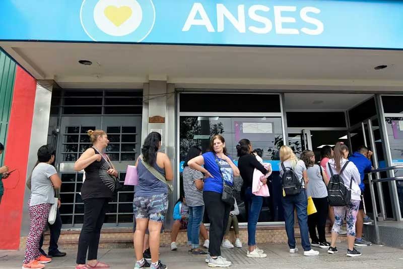 Un boletín de la Anses indica que, de los 7,2 millones de jubilaciones y pensiones existentes en marzo de 2024 (último dato disponible), 4,2 millones (el 59% del total) habían sido tramitadas a través de una moratoria (cobrar la jubilación y saldar en 120 cuotas), pero “la situación de la población vulnerable que no puede jubilarse queda cubierta por la PUAM”, a la cual acceden “todas aquellas personas mayores de 65 años”, que cobrarían “el 80% de una jubilación mínima”, que representa poco más de $190 mil.
