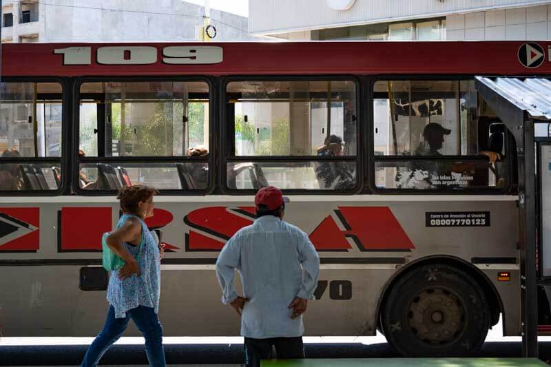 La suba, aprobada a inicios de octubre por el Concejo Deliberante, responde a las demandas del sector empresarial de transporte. El incremento de $300 convierte a Corrientes en una de las ciudades con la tarifa de colectivo más elevada, lo que genera una fuerte preocupación entre los usuarios, para quienes el ajuste impacta directamente en la economía cotidiana.