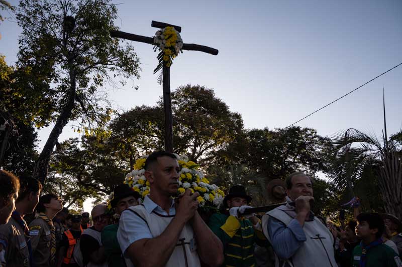 La cruz fue llevada en andas por miembros de la comunidad.