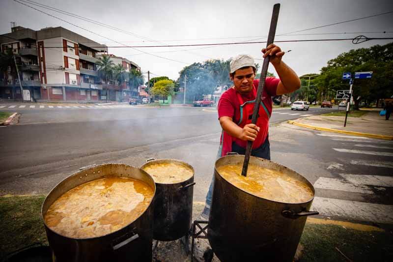 En la esquina de la avenida Pujol y la calle Brasil ofrecían una amplia variedad de opciones, que incluían pastelitos, empanadas de carne, pan casero y la tradicional porción de locro, en grandes cantidades.