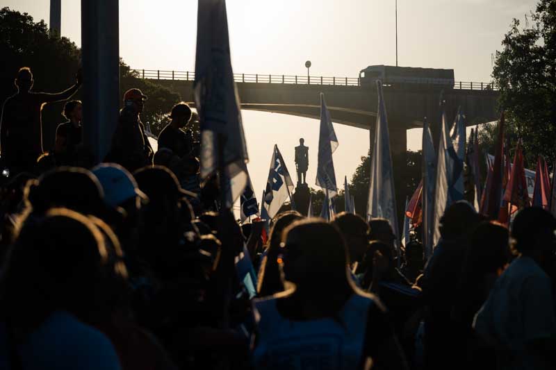 Con la caída del sol la jornada fue llegando a su cierre en un clima sereno, el acto central se realizó en el espacio de memoria, donde se realizaron lecturas e intervenciones artísticas. 