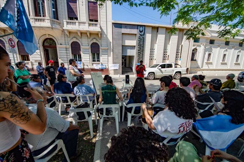 El sindicato de los trabajadores de la UNNE y estudiantes realizaron una clase pública frente al Rectorado, para visibilizar el desfinanciamiento que afecta a la institución. Lisa Orth, secretaria general de la ATUN,  explicó a Imagen Documental que la situación va más allá de los costos de servicios básicos, como luz e internet, que se han vuelto impagables tras la eliminación de los subsidios, sino que los salarios han perdido más de un 60% del poder adquisitivo.