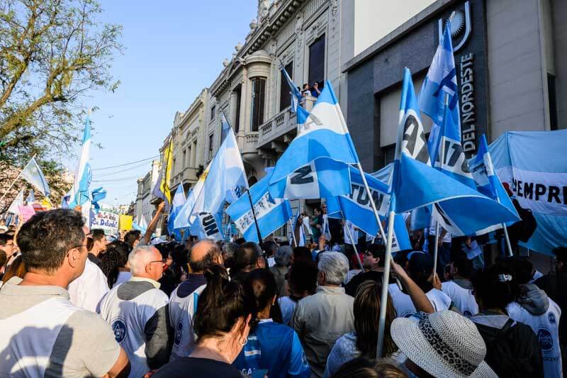 Se reunieron las autoridades universitarias, el gremios docente, estudiantes y público en general, todos manifestando que la consigna es defender la educación estatal.