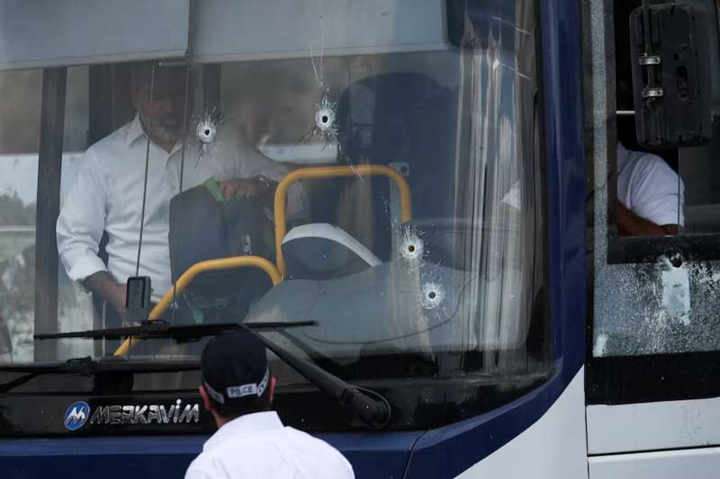 La Policía de Israel confirmó que los responsables, identificados como residentes palestinos de Cisjordania, fueron abatidos en el lugar por un civil armado y un miembro de las fuerzas de seguridad. Tras el ataque, las Fuerzas de Defensa de Israel desplegaron refuerzos en Jerusalén y en zonas cercanas a Ramala.