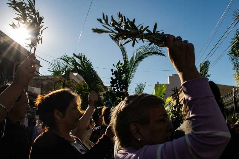 Adultos mayores, jóvenes y familias con niños se congregaron en los alrededores del templo, portando ramas de palma y olivo. La convocatoria tuvo una amplia participación, con vecinos de distintos barrios que asistieron desde temprano.