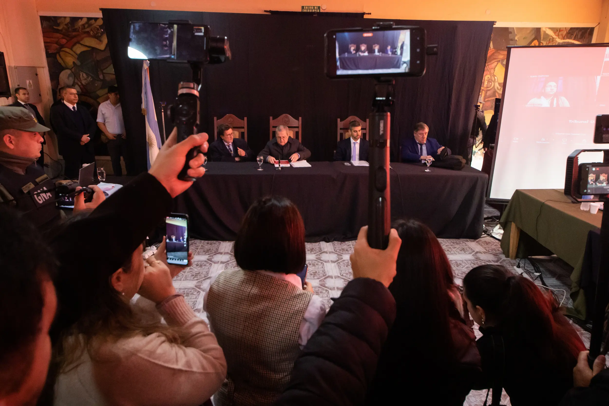 La suspensi&oacute;n de las actividades previstas para el d&iacute;a siguiente posterg&oacute; el avance del cronograma judicial. El juicio continuar&aacute; el pr&oacute;ximo 24 de junio, cuando el Tribunal intentar&aacute; retomar una causa que todav&iacute;a permanece atravesada por discusiones procesales antes de ingresar plenamente a la etapa testimonial.
