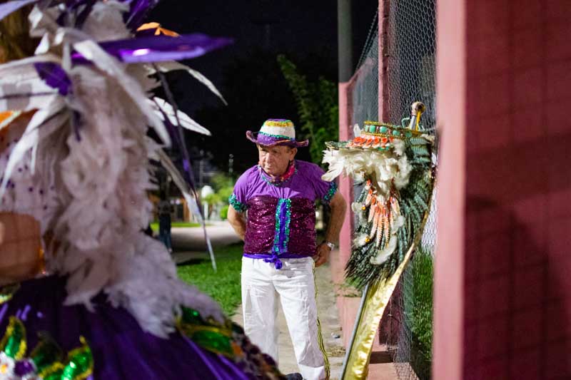 Familiares y auxiliares cuidan cada detalle, uniendo manos y sueños para que este grupo de jubilados haga realidad su deseo de brillar en el carnaval.