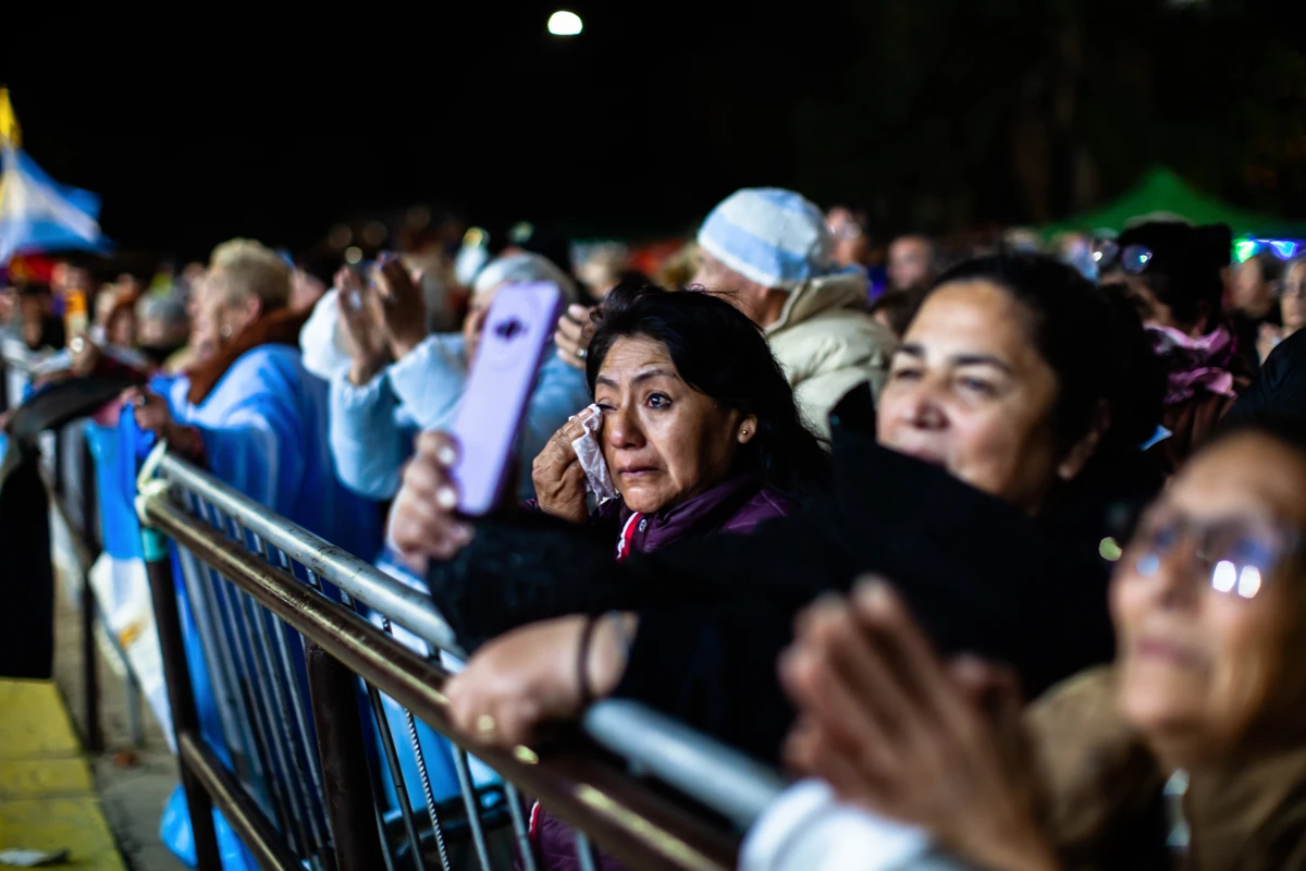 En los ojos de la multitud se refleja la luz que se encienden. Hay l&aacute;grimas que caen en silencio, promesas mudas que se sellan en la oscuridad mientras todas las miradas se clavan en las grandes puertas de la Bas&iacute;lica.
