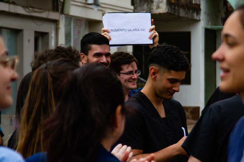 En días previos, desde el Ministerio de Salud, se les advirtió de posibles represalias a los médicos residentes si continuaban sus protestas, al continuar los reclamos frente a la sede del Ministerio, el Gobierno provincial comunicó que las becas de formación que perciben los residentes tendría un aumento del 25%. 