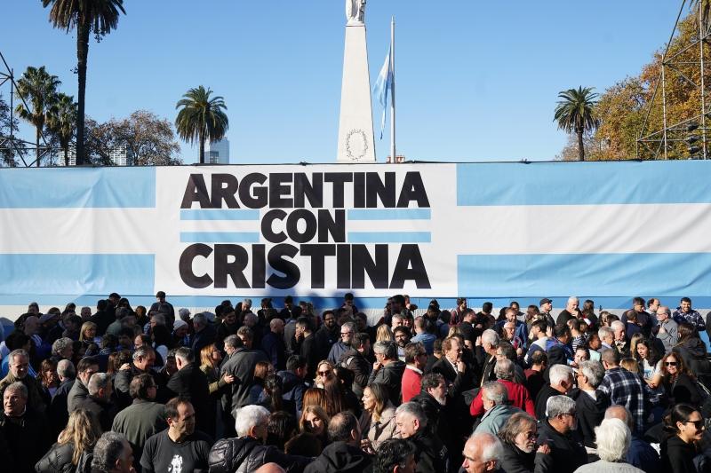 La jornada transcurrió sin incidentes porque casi no hubo presencia policial y no se aplicó protocolo antipiquetes, lo que ayudó a que el clima se mantuviera distendido. Entre los que conformaban la multitudinaria manifestación se pudo a ver a integrantes de La Cámpora, del Frente Grande, del Frente Renovador y del movimiento Derecho al Futuro, además de representantes sindicales de la ATE, Smata y la UOM, aunque con la CGT ausente.
