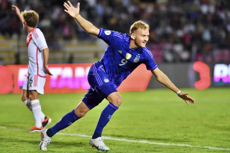 A Luciano Gondou, pese a no estar las mejores condiciones físicas, le alcanzaron unos pocos minutos, desde que ingresó, para transformarse en el hombre gol de un equipo al que justamente no le sobra eficacia ni hombres determinantes dentro del área. 