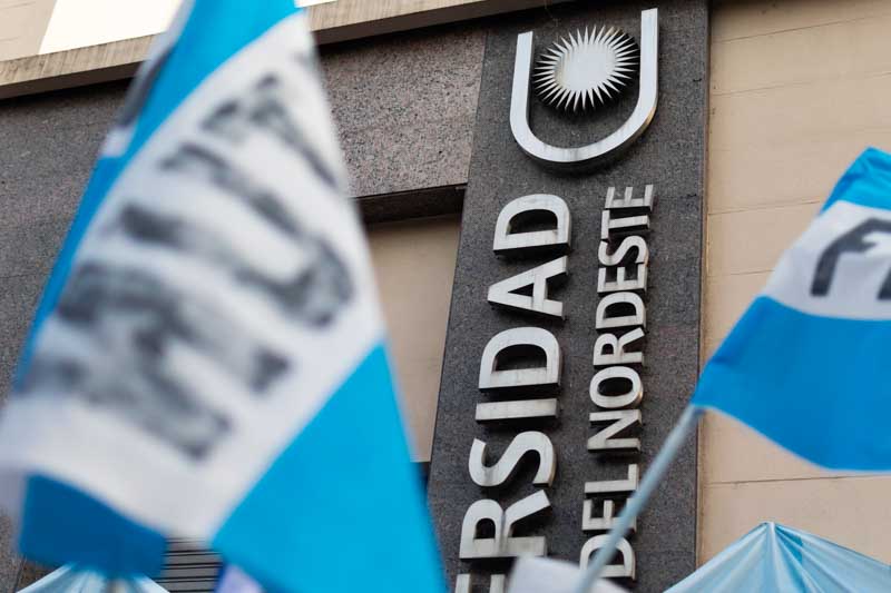 En ese escenario, Larroza señaló que el conflicto también se ve atravesado por la judicialización de la ley de financiamiento universitario en la Cámara Federal, lo que mantiene en pausa su aplicación. Aun así, el rector llevó tranquilidad sobre el funcionamiento institucional y sostuvo que la universidad cuenta con cierto margen de previsibilidad para garantizar el ciclo académico. Al mismo tiempo, expresó reparos sobre la convocatoria a nuevas movilizaciones y planteó que repetir marchas sin avances concretos podría restar efectividad al reclamo del sistema universitario.