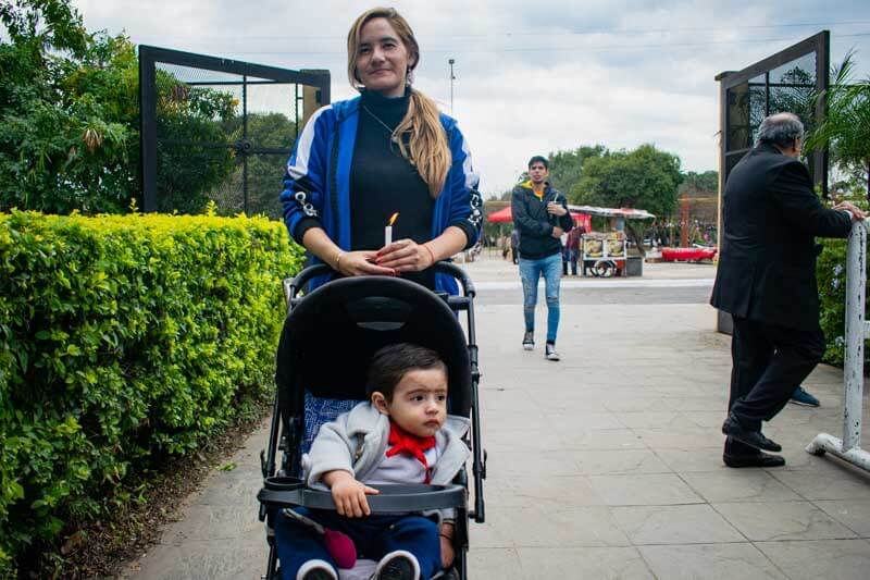 La celebración en Corrientes demuestra cómo la fe en San Pantaleón trasciende el tiempo y el espacio, reuniendo a personas de diferentes edades y procedencias en un encuentro espiritual que fortalece la comunidad y alimenta la esperanza. 