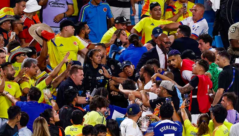 En el segundo tiempo ambos combinados desperdiciaron oportunidades, en un juego cuya posesión de la pelota favoreció a los charrúas, pero que fue equilibrado en cuanto a situaciones de gol. Tras el pitazo final hubo disturbios, primero entre los jugadores y luego hinchas de Colombia atacaron a familiares de futbolistas uruguayos, por lo que fueron arrestadas 10 personas, todas vistiendo atuendos de la selección cafetera.