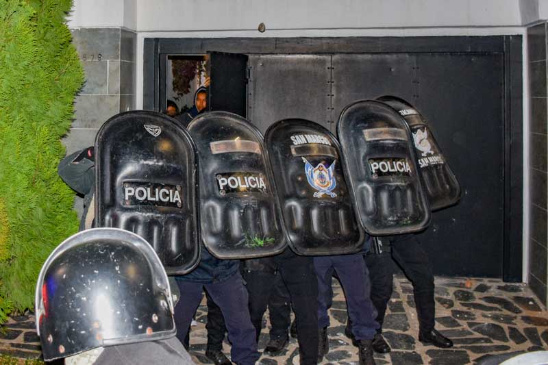 Laudelina Peña estaba alojada en un albergue transitorio de la calle Ricardo Gutiérrez al 2800, en la ciudad de Corrientes, y los vecinos llegaron hasta el lugar para protestar y reclamar justicia. La policía quiso sacarla del lugar, pero los vecinos atacaron con piedras y botellas.